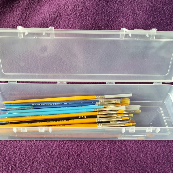 Plastic Box - 450ml - 26 x 8 x 3.8cm - For Artists/Students/Pens/Paint/Brushes - Art/Craft Storage - Pencil Case - Hinged Lid - Hanging Tab