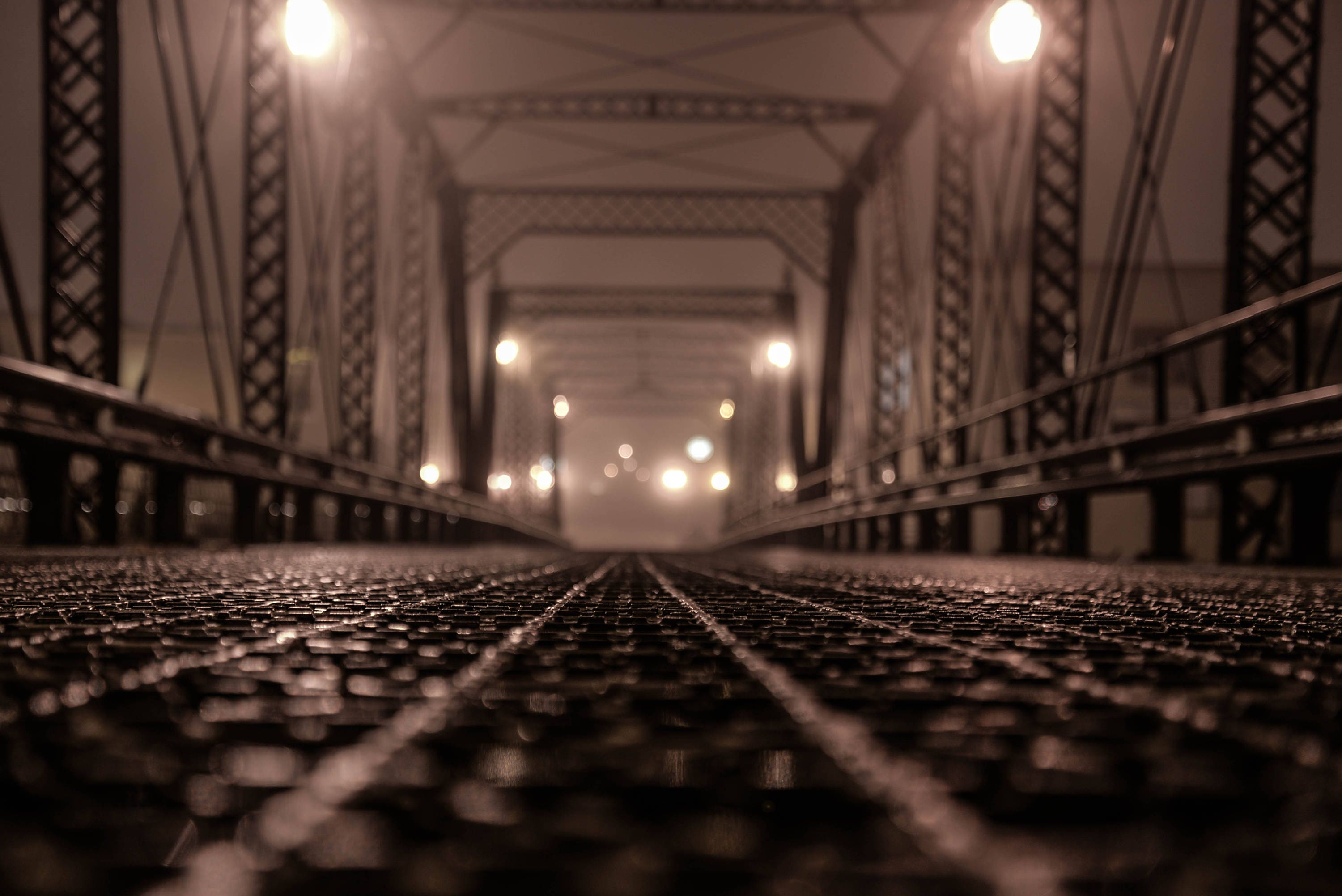 Noche de niebla en el puente de acero Groton sobre Grand River Portland