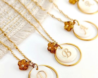 Collier personnalisé pendentif lettre en nacre pour femme