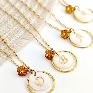 Collar colgante de letras de nácar personalizado, collar inicial de oro para mujer, regalo para ella, regalo de joyería personalizado, regalo de mamá