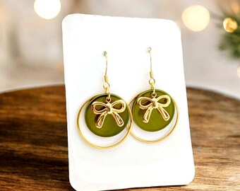 Boucles d'oreilles Nœuds Nacre vert olive et or pour femme