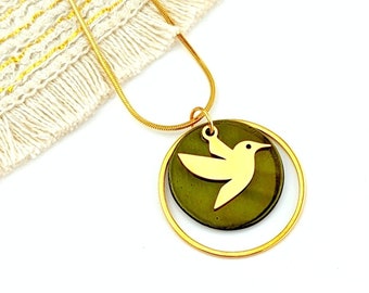 Collier vert olive et or pendentif colibri pour femme