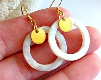 Women's pearly white and gold earrings in acetate resin, women's jewelry, simple gold jewelry, mom gift, elegant white gold jewelry
