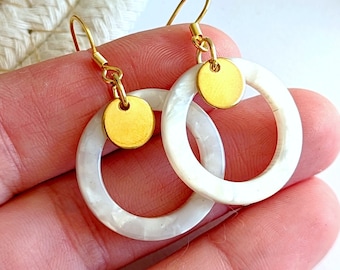 Pendientes de mujer nacarados blancos y dorados en resina de acetato, joyas para mujer, joyas sencillas de oro, regalo para ella, elegantes joyas de oro blanco