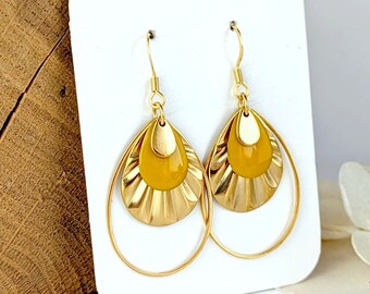 Boucles d'oreilles gouttes jaune moutarde or pour femme, bijou élégant, délicat et minimaliste, cadeau pour elle, boucles d'oreilles camel