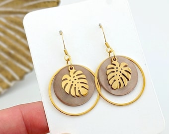 Boucles d'oreilles feuilles tropicales Monstera beige sable pour femme