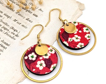 Boucles d'oreilles en bois et tissu Liberty boho chic rouge et or pour femme