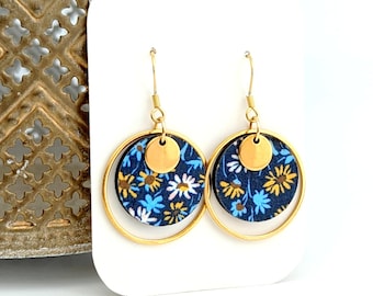 Boucles d'oreilles en bois et tissu fleuri Marguerite jaune et bleu pour femme