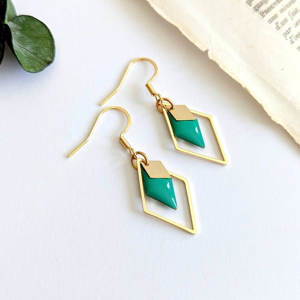 Boucles d'oreilles losanges en acier doré et émail couleur vert émeraude pendantes pour femme, bijou simple géométrique, cadeau pour elle