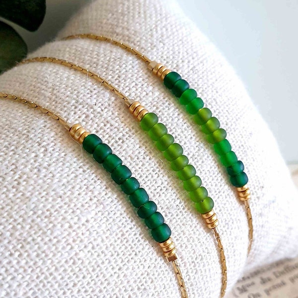 Minimalist women's bracelet in green and gold beads, matte glass bead bracelet, green jewelry, handmade, gift for her, women's jewelry gift