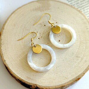 Boucles d'oreilles femme blanc nacré et or en résine acétate, bijoux pour femme, bijou simple or, cadeau maman, bijoux blanc or élégant imagem 5