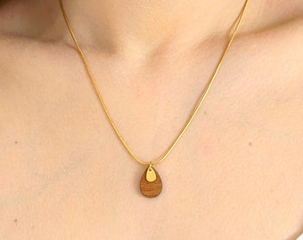 Collier femme pendentif goutte en bois et chaîne acier inoxydable