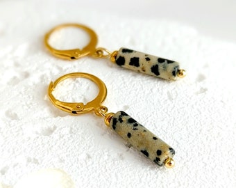 Boucles d'oreilles dormeuses pierres de jaspe dalmatien pour femme, dormeuses en acier inoxydable doré, bijoux pierres naturelles