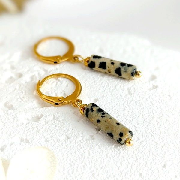 Boucles d'oreilles dormeuses pierres de jaspe dalmatien pour femme, dormeuses en acier inoxydable doré, bijoux pierres naturelles