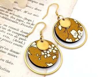 Boucles d'oreilles en bois et tissu Liberty couleur camel, bijou boho moutarde, cadeau pour femme