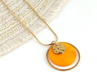Collier pendentif rond de nacre jaune soleil pour femme