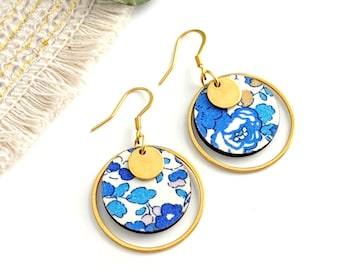 Boucles d'oreilles en bois et tissu Liberty boho chic bleu et or pour femme