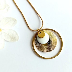 女性用ゴールドとホワイトのペンダントネックレス、ボヘミアンシックなネックレス、女性へのギフトアイデア、彼女へのギフト、お母さんへのギフト、ゴールデンボヘミアンジュエリー
