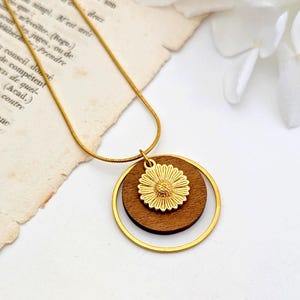 Daisy flower necklace, round wooden pendant, stainless steel chain, women&#39;s fashion jewelry, gift idea for mom, for her