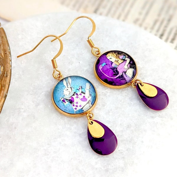 Boucles d'oreilles cabochons en verre, bijoux Alice au Pays des Merveilles, boucles d'oreilles femme violet et or, cadeau pour elle