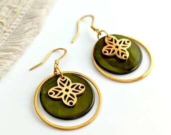 Boucles d'oreilles or ou argent, nacre vert olive , acier inoxydable, pour femme