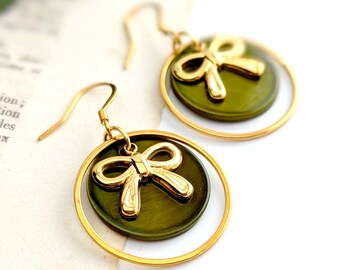 Boucles d'oreilles Nœuds Nacre vert olive et or pour femme