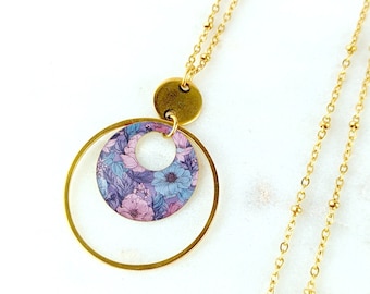 Sautoir doré pendentif fleuri couleurs pastel, collier long pendentif rond pour femme