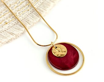 Collier pendentif rond de nacre rouge grenat pour femme