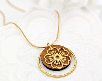 Collier or pendentif rond avec estampe de fleurs exotiques en bois pour femme