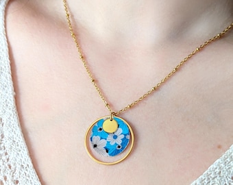 Collier pendentif en résine fleurs bleues chaîne en acier inoxydable pour femme