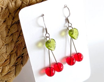 Boucles d'oreilles femme cerises en verre rouge et feuilles vertes