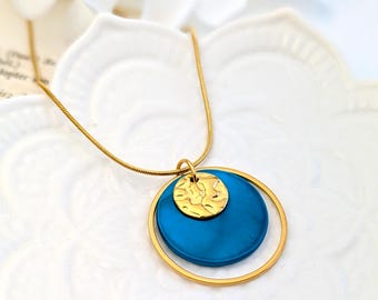 Collier pendentif rond de nacre bleu canard pour femme