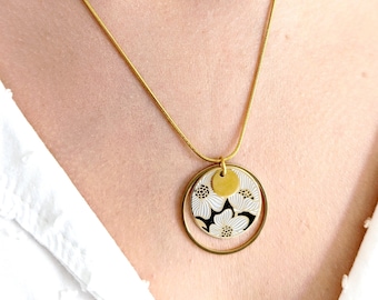 Collier pendentif émail fleurs noir et blanc femme