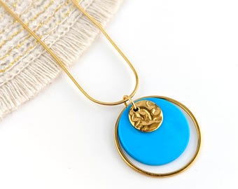 Collier pendentif rond de nacre bleu cyan pour femme