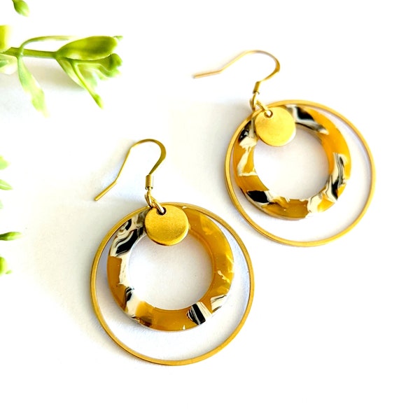 Boucles d'oreilles femme en résine acétate jaune moutarde marbré, bijou minimaliste en acier doré fait main, cadeau bijoux pour elle