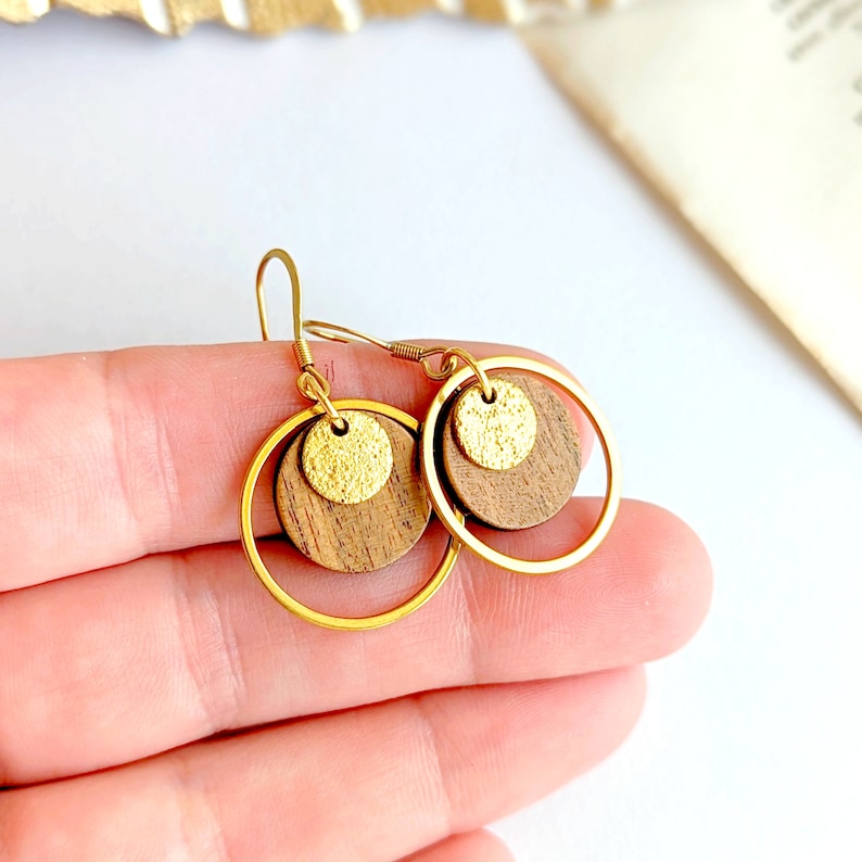 Pendientes de mujer de madera y oro en acero inoxidable quirúrgico dorado, regalo para ella, joyería hecha a mano, joyería minimalista, joyería sencilla imagen 6