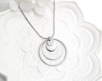 女性用ゴールド＆ホワイトペンダントネックレス、エレガントな