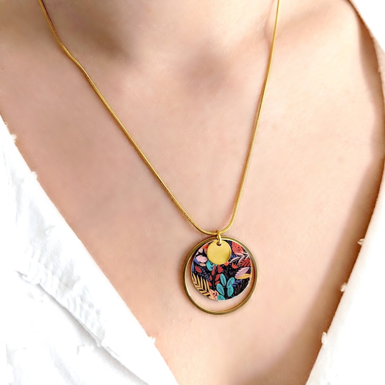 Collier pendentif fleurs et feuilles colorés pour femme, collier fantaisie résine, bijoux bohème chic, cadeau pour elle, fait main image 1