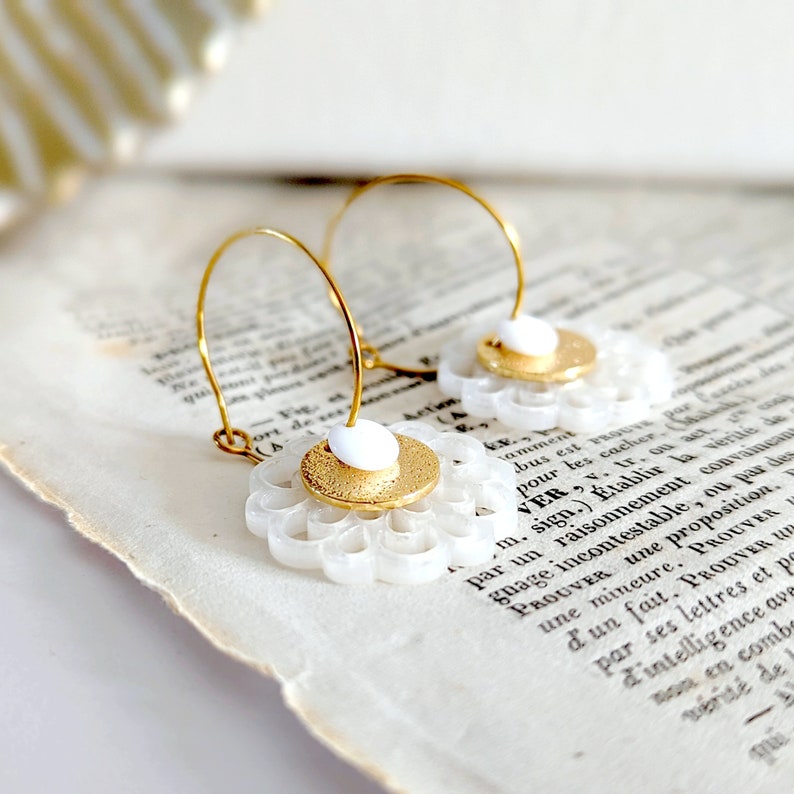 Boho flower hoop earrings in pearly white and gold resin for women, gold stainless steel, boho chic jewelry, gift for her image 3