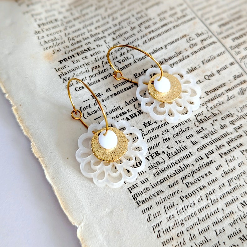 Boho flower hoop earrings in pearly white and gold resin for women, gold stainless steel, boho chic jewelry, gift for her image 2