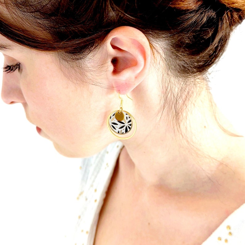 Parure bijoux femme fleurs noir et or : collier bracelet boucles d'oreilles en émail, idée cadeau pour elle, bijoux fantaisie femme image 3