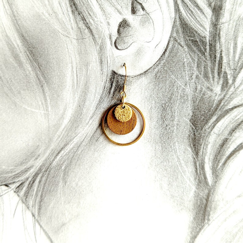 Boucles d'oreilles femme bois et or en acier inoxydable chirurgical doré, cadeau pour elle, bijou fait main, minimaliste, Fête des mères image 7