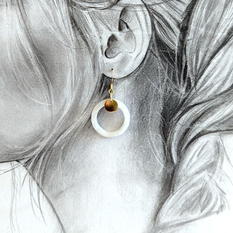 Boucles d'oreilles femme blanc nacré et or en résine acétate, bijoux pour femme, bijou simple or, cadeau maman, bijoux blanc or élégant imagem 7