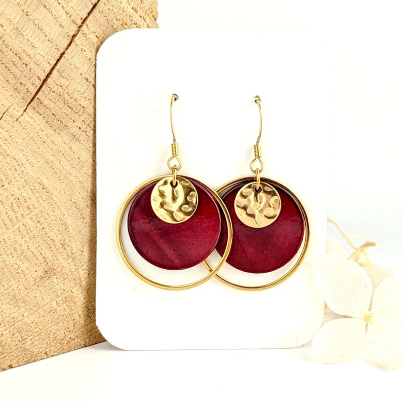 Boucles d'oreilles rouge foncé en nacre et acier inoxydable pour femme, bijou grenat, cadeau fait main, cadeau pour elle, bijoux fantaisie image 2