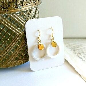 Boucles d'oreilles femme blanc nacré et or en résine acétate, bijoux pour femme, bijou simple or, cadeau maman, bijoux blanc or élégant imagem 2