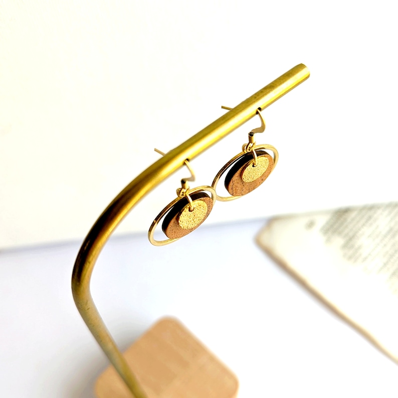 Boucles d'oreilles femme bois et or en acier inoxydable chirurgical doré, cadeau pour elle, bijou fait main, bijou minimaliste, bijou simple image 5