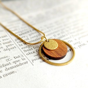 Colar de ouro com pingente redondo de madeira, corrente de aço inoxidável dourada para mulheres, ideia de presente para ela, joias feitas à mão, para mãe, joias de madeira