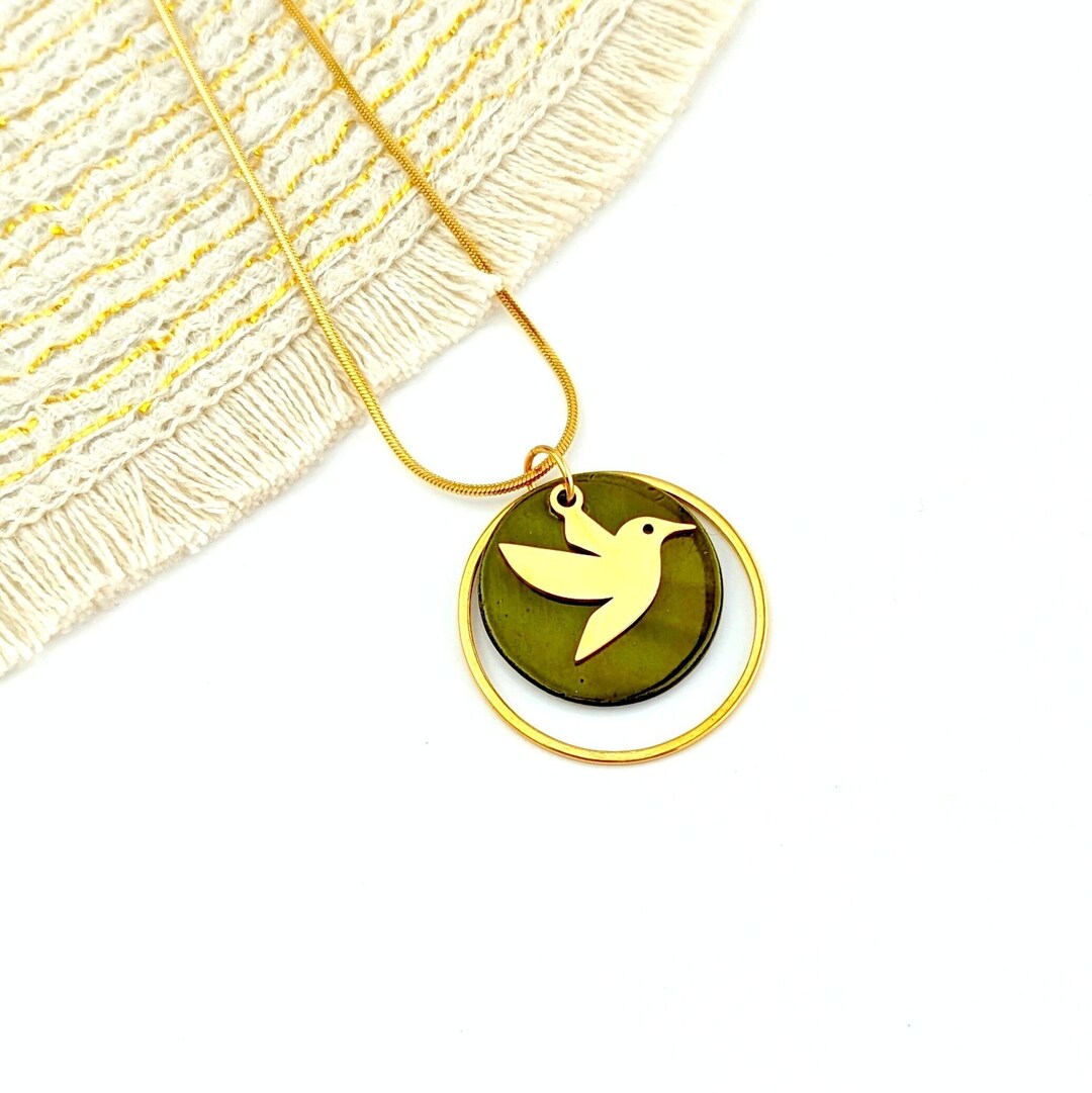 オリーブグリーンのハチドリネックレス、バードチェーンとペンダント
