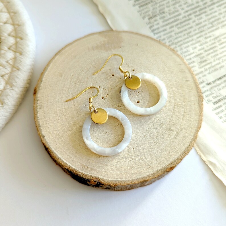 Boucles d'oreilles femme blanc nacré et or en résine acétate, bijoux pour femme, bijou simple or, cadeau maman, bijoux blanc or élégant imagem 5