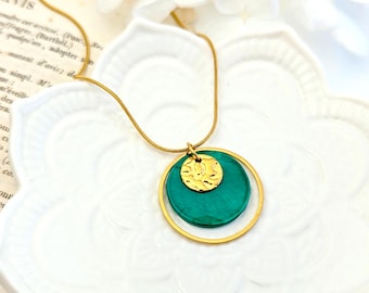 Collier pendentif rond de nacre vert émeraude pour femme